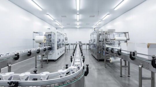 Vue photographique d'une chaîne de conditionnement moderne pour produits laitiers avec emballages technologiques innovants