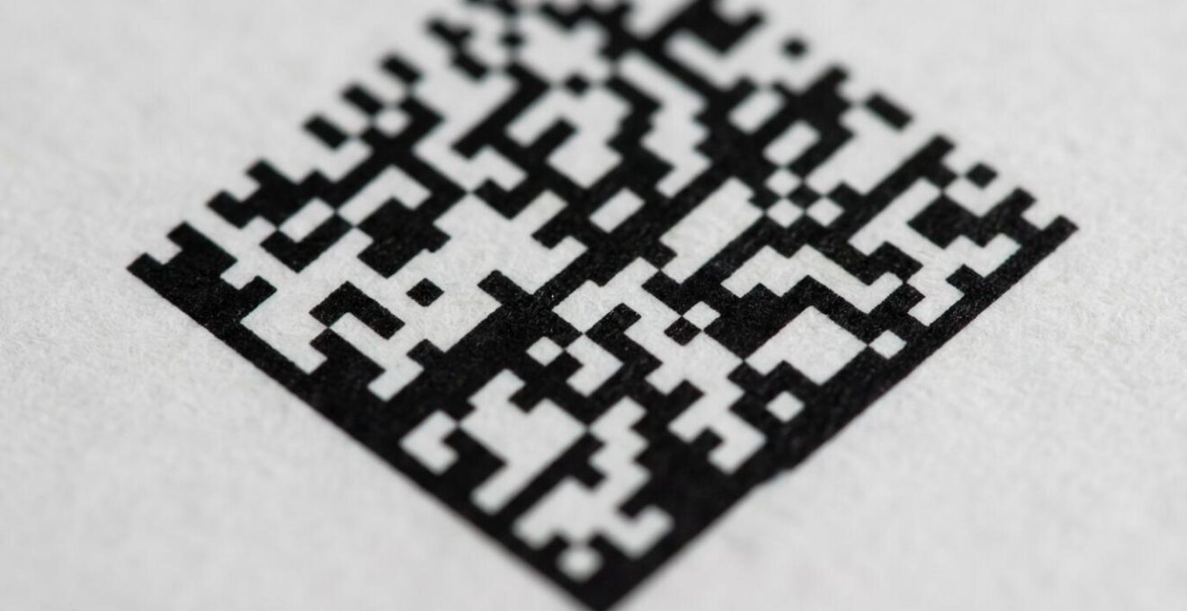 Vue macro d'un code Datamatrix sur emballage pharmaceutique avec détails de la matrice